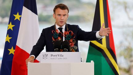 Emmanuel Macron, lors de sa visite au Vanuatu, à Port-Villa, le 27 juillet 2023. (LUDOVIC MARIN / AFP)