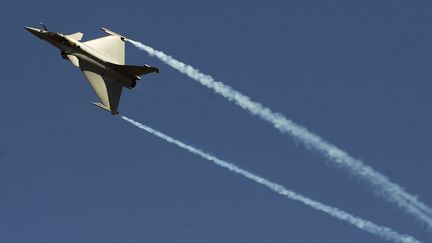 Le Rafale, avion de combat de Dassault, lors d'une d&eacute;monstration &agrave; Bangalore, en Inde, le 9 f&eacute;vrier 2011. (DIBYANGSHU SARKAR / AFP)