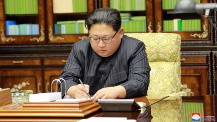 Le&nbsp;leader nord-coréen Kim Jung-un signe un document avant le lancement d'un missile, mardi 28 novembre 2017, selon l'agence de presse officielle de la Corée du Nord, qui a rendu publique cette photographie. (- / KCNA VIA KNS)