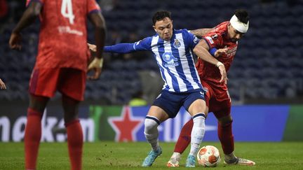 Le joueur de Porto&nbsp;Pepe Cossa au duel avec&nbsp;le Lyonnais&nbsp;Lucas Paqueta, lors du match aller des huitièmes de finale de Ligue Europa, le 9 mars 2022, à Porto. (MIGUEL RIOPA / AFP)