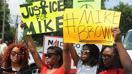 Lundi 11 ao&ucirc;t, de jeunes afro-am&eacute;ricaines demandent &agrave; ce que justice soit faite apr&egrave;s la mort de Michael Brown, abattu par un policier, samedi, aux Etats-Unis. (MICHAEL B. THOMAS / AFP)