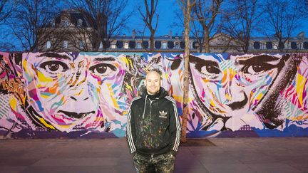 L'artiste Jo Di Bona devant sa fresque en hommage aux réfugiés syriens, place de la République à Paris le 16 février 2016.
 (Mateo Vitale/Photo PQR Le Parisien / MaxPPP)