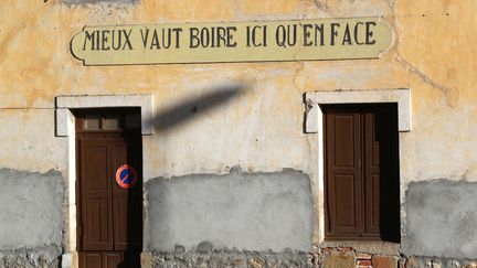 La façade d'un bistrot de la Bollène-Vésubie dans les Alpes-Maritimes (photo d'illustration). (VALERY HACHE / AFP)