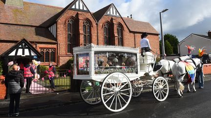 Une calèche transporte le cercueil d'Elsie Dot Stancombe, à Birkdale, près de Southport, dans le nord-ouest de l'Angleterre, le 23 août 2024, pendant les funérailles. (PETER POWELL / AFP)