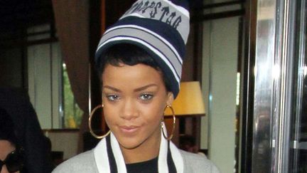 Depuis que Rihanna a coup&eacute; ses cheveux/extensions, elle a peur de s'enrhumer de la t&ecirc;te. C'est mignon un bonnet mais elle va porter quoi cet hiver? (REX / SIPA)