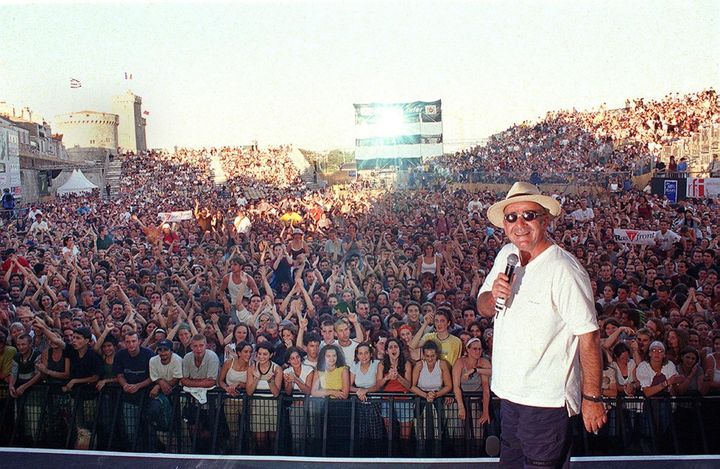 Jean-Louis Foulquier, le fondateur des Francofolies devant 10.000 personnes, le 16 juillet 1999, sur la Grande scéne du festival des Francos (FRANCK MOREAU / AFP)