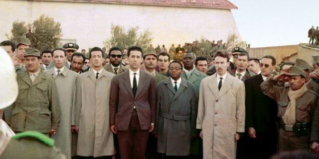 Mandela en 1962 à Oujda au Maroc, au second rang avec des lunettes noires entouré des membres du FLN. (DR)