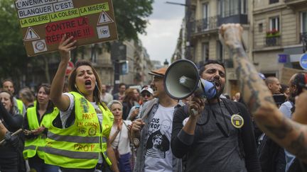 Des participants à une manifestation des "gilets jaunes" à Paris, le 25 mai 2019. (SHAY HORSE / AFP)