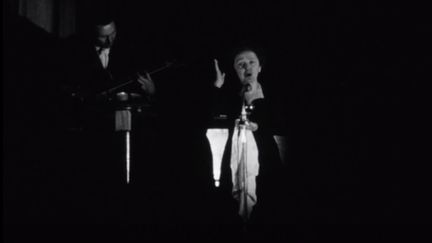 Extrait de la vidéo inédite du titre "Les amants d'un jour", chanté sur scène par Edith Piaf, en 1959. (INA)