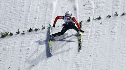 Le Suisse&nbsp;Simon Ammann &eacute;vite de justesse la chute lors de l'&eacute;preuve finale de saut &agrave; ski au tournoi des quatre tremplins &agrave;&nbsp;Bischofshofen (Suisse), le 6 janvier 2014. (KAI PFAFFENBACH / REUTERS)