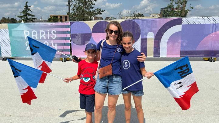 Hélène et ses enfants sont venus de Suisse pour vivre l'ambiance des Jeux. Avant ce match de l'équipe de France face à l'Australie, le 1er août 2024, au Centre aquatique olympique (Seine-Saint-Denis), ils n'avaient jamais assisté à un match de water-polo. (APOLLINE MERLE / FRANCEINFO SPORT)