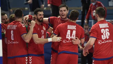 L'équipe serbe se congratule après un match nul obtenu face à la France, le 9 janvier 2021, au palais des sports de Créteil. (ISA HARSIN/SIPA)