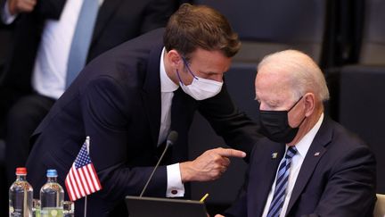 Emmanuel Macron et Joe Biden à Bruxelles (Belgique), le 14 juin 2021. (DURSUN AYDEMIR / ANADOLU AGENCY / AFP)