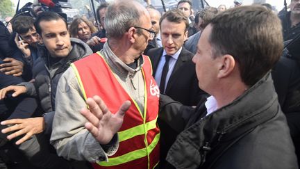 Le 26 avril 2017, à l'usine Whirlpool d'Amiens (Somme) menacée de fermeture, Emmanuel Macron est accueilli par des huées et&nbsp;des chants au son de "Marine, présidente !". A ses côtés, Alexandre Benalla est là pour assurer sa sécurité.&nbsp; (ERIC FEFERBERG / AFP)