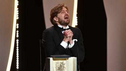 Le réalisateur suédois&nbsp;Ruben Östlund après avoir reçu la Palme d'or pour son film The Square à Cannes, le 28 mai 2017.&nbsp; (ALBERTO PIZZOLI / AFP)