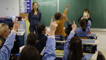 Des &eacute;coliers dans une salle de classe d'une &eacute;cole fran&ccedil;aise, le 10 octobre 2014. (GODONG / BSIP /AFP)