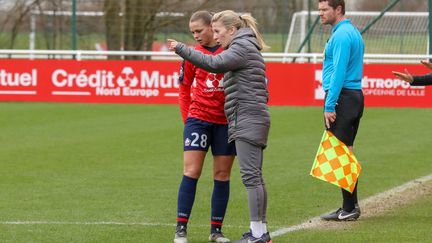 L'entraîneur de l'équipe féminine du LOSC Rachel Saïdi en discussion avec sa joueuse Marine Dafeur lors du match de D1 contre Guingamp le 16 mars 2019. (MAXPPP)