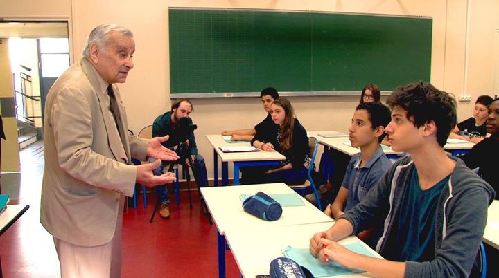 Sous l'œil d'un cameraman, Arsène Tchakarian témoigne dans un collège
 (BIOPICS)