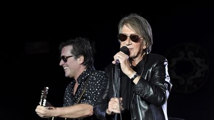 Thomas et Jacques Dutronc, sur scène dans le cadre de leur tournée commune "Dutronc & Dutronc", le 15 juillet 2022 au festival de Carcassonne (France). (BOYER CLAUDE / MAXPPP)