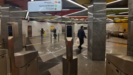 Une caméra de reconnaissance faciale sur un portique d'entrée de la station Sretinsky Bulvard, dans le métro de Moscou (Russie), le 14 octobre 2021. (SYLVAIN TRONCHET / RADIO FRANCE)