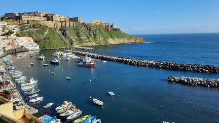 Le Palais d’Avalo sur l'île de Procida, située dans la baie de Naples. (BRUCE DE GALZAIN / RADIOFRANCE)