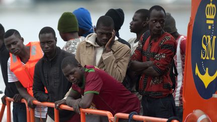 Un groupe de migrants arrive à bord d'un navire des gardes-côtes espagnols, le 22 octobre 2016, dans le port de Malaga, dans le sud de l'Espagne.&nbsp; (JORGE GUERRERO / AFP)