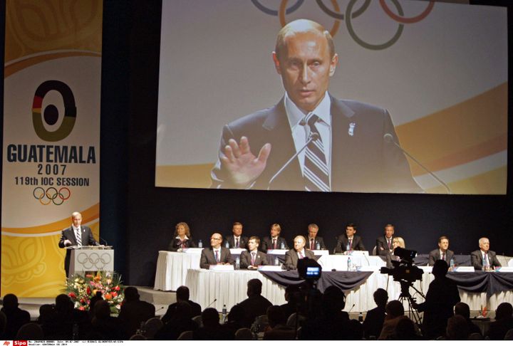 Le président russe Vladimir Poutine, à gauche, s'exprime lors de la présentation de la ville de Sotchi comme candidate à l'organisation des Jeux olympiques d'hiver de 2014, lors de la 119e session du Comité international olympique à Guatemala City, le 4 juillet 2007. (MIKHAIL KLIMENTYEV/AP/SIPA / AP)