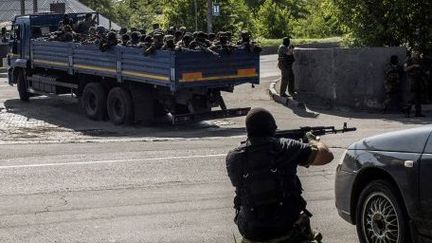 Les rebelles pro-russes lors des combats du 26 mai 2014 autour de l'aéroport de Donetsk. (AFP)