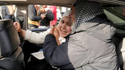 Des déplacés syriens pleurent d'émotion à leur retour à Homs, après la chute du régime, dimanche 8 décembre 2024. (MUHAMMAD HAJ KADOUR / AFP)