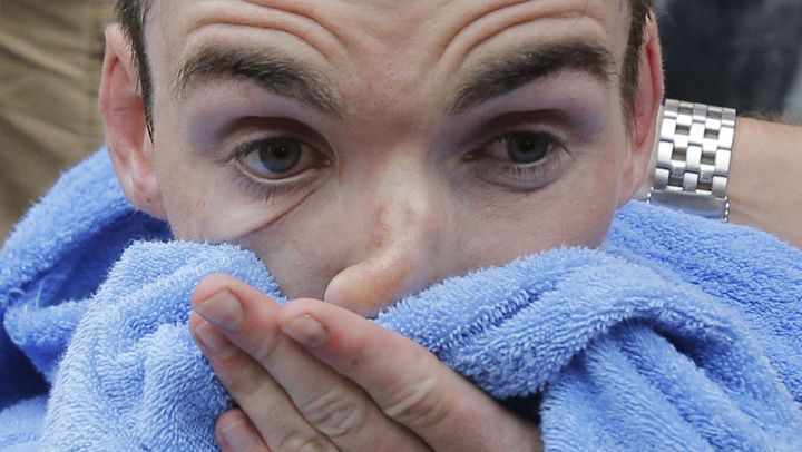 Le coureur Romain Bardet r&eacute;cup&egrave;re apr&egrave;s l'&eacute;tape du Tour de France entre Grenoble et Risoul, le 19 juillet 2014.&nbsp; (CHRISTOPHE ENA/SIPA / AP)