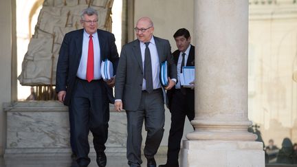 Le secr&eacute;taire d'Etat au Budget Christian Eckert et le ministre des Finances Michel Sapin, le 12 novembre 2014 &agrave; l'Elys&eacute;e. ( WITT / SIPA)