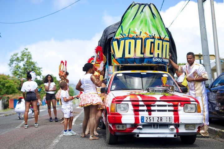 Un chare qui défile lors de la "grande parade", apothéose du carnaval, en Guadeloupe, le 1er mars 2022. (CEDRICK ISHAM CALVADOS / AFP)