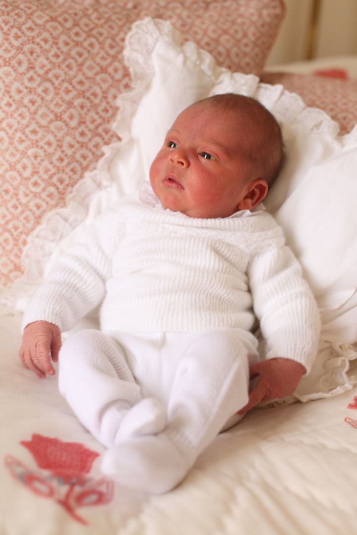 Le prince Louis photographié par sa mère, le 26 avril 2018 au&nbsp;palais de Kensington (Royaume-Uni). (DUCHESS OF CAMBRIDGE / KENSINGTON PALACE / AFP)