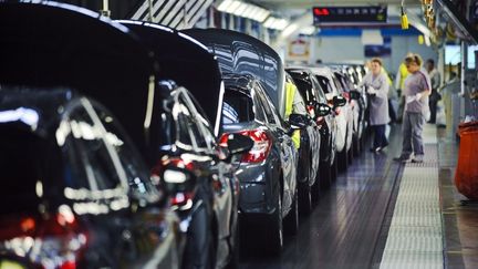 Cha&icirc;ne de production &agrave; l'usine PSA Peugeot Citro&euml;n de Sausheim (Haut-Rhin), le 13 avril 2012. (SEBASTIEN BOZON / AFP)