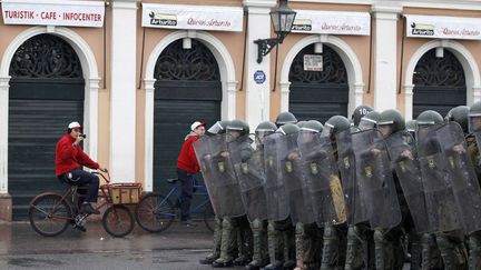 Des policiers anti-&eacute;meutes lors d'affrontements avec des &eacute;tudiants &agrave; Santiago (Chili), le 20 juin 2012. (IVAN ALVARADO / REUTERS)