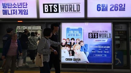 Une publicité pour "BTS World" dans une station de métro à Séoul le 25 juin 2019.&nbsp; (JUNG YEON-JE / AFP)