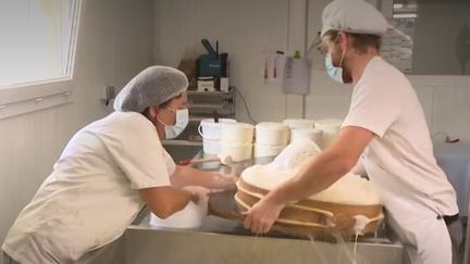 Laurence Daguin fabrique le vitré dans sa ferme d’Erbrée (Ile-et-Vilaine). (FRANCE 3)