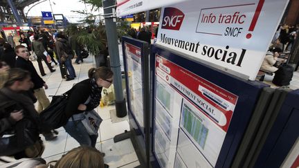 Des passagers regardent les panneaux d'information mis en place &agrave; la gare de Lille-Flandre (Nord), le 24 octobre.&nbsp; (PASCAL ROSSIGNOL / REUTERS)