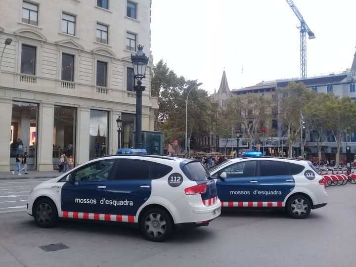 Deux voitures de la police catalane stationnées place de Catalogne à Barcelone (Espagne), le 4 octobre 2017. (RAPHAEL GODET / FRANCEINFO)