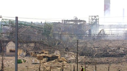 L'usine p&eacute;trochimique AZF dans la banlieue sud de Toulouse (Haute-Garonne) apr&egrave;s la violente explosion du 21 septembre 2011. (PASCAL PAVANI / AFP)