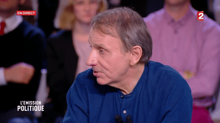 Michel Houellebecq, sur le plateau de "L'Emission politique" sur France 2, jeudi 4 mai. (FRANCE 2)