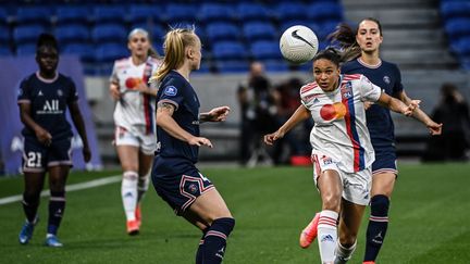 Delphine Cascarino face à Paulina Dudek, lors du match entre Lyon et le PSG au Groupama Stadium, le 30 mai 2021 (OLIVIER CHASSIGNOLE / AFP)