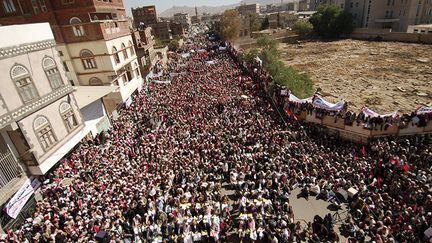 Les révoltes populaires du monde arabe gagnent le Yémen. C’est sur la Place Taghyir à Sanaa que les opposants se réunissent. Ils la rebaptisent place du Changement. Les manifestants réclament un Etat démocratique et demandent la démission d’Ali Abdallah Saleh. Président depuis 33 ans, ce dernier est accusé de corruption et de népotisme. En février 2012, après un an de violences, il lâche le pouvoir. Des élections devraient avoir lieu en 2015. ( AFP PHOTO / MOHAMMAD HUWAIS)