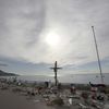 Une femme rend hommage aux victimes des attentats à Nice (Alpes-Maritimes), le 16 octobre 2016. (VALERY HACHE / AFP)