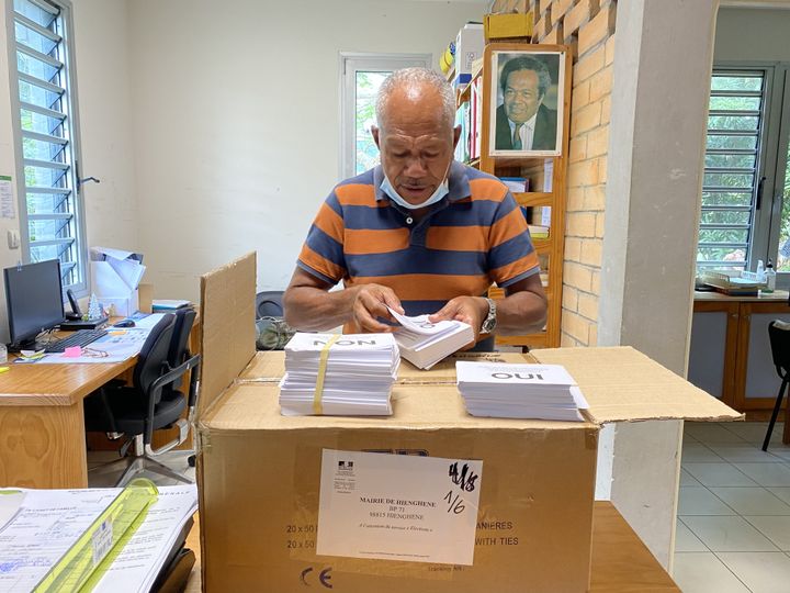 Bernard Ouillate, the mayor of Hienghène (New Caledonia), checks the electoral material before the self-determination referendum of December 12, 2021. (RAPHAEL GODET / FRANCEINFO)