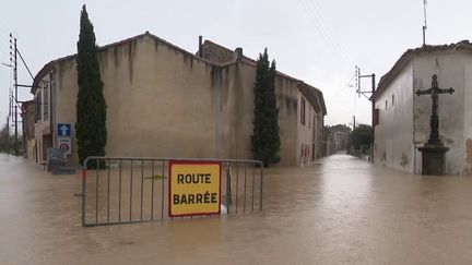 Dans les Pyrénées-Orientales et l'Aude, des quartiers entiers ont été inondés. Plusieurs cours d'eau sont sortis de leurs lits. (FRANCE 2)