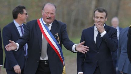 Le président de l'association des maire de France Michel Fournier accueillant Emmanuel Macron dans les Vosges, le 18 avril 2018. (VINCENT KESSLER / POOL)