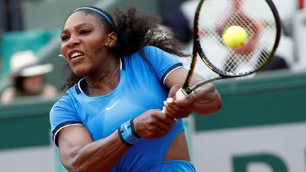 La tenue de Serena Williams est dotée de larges trous en forme de triangle sur les côtés. La joueuse américaine&nbsp;et sa robe&nbsp;aérée&nbsp;se sont imposés contre la Brésilienne&nbsp;Teliana Pereira, le 26 mai 2016. (THOMAS SAMSON / AFP)