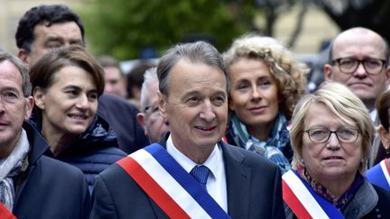 Le maire de&nbsp;Clichy-la-Garenne, Rémi Muzeau, manifeste avec d'autres élus contre les prières de rue, le 10 novembre 2017, à&nbsp;Clichy-la-Garenne (Hauts-de-Seine). (CITIZENSIDE / PATRICE PIERROT / AFP)