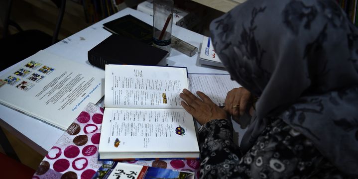 Une femme étudie dans une des bibliothèques installées à Athènes et destinée aux réfugiés.
 (ARIS MESSINIS / AFP)